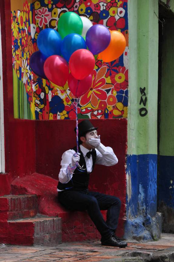 Pausa em sessão de fotos na Candelária, em Bogotá, na Colômbia